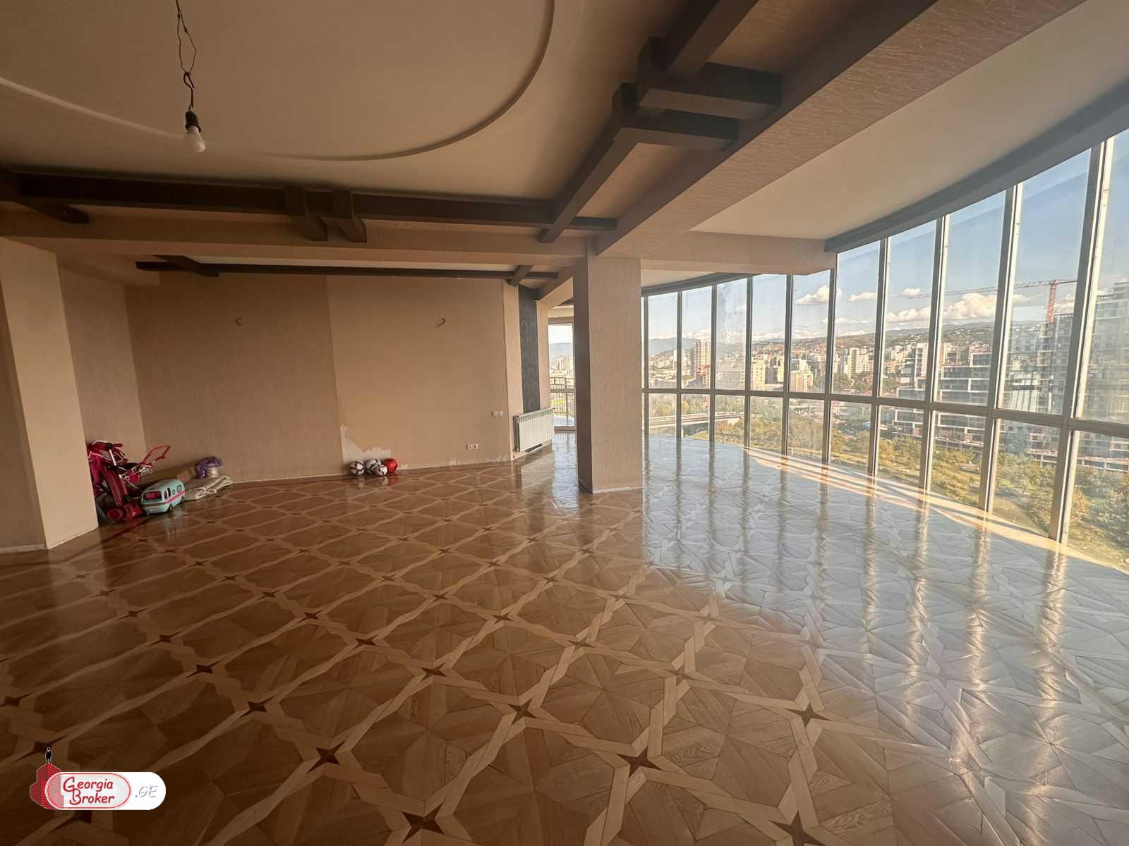 продается квартира с новым ремонтом 5-комнат