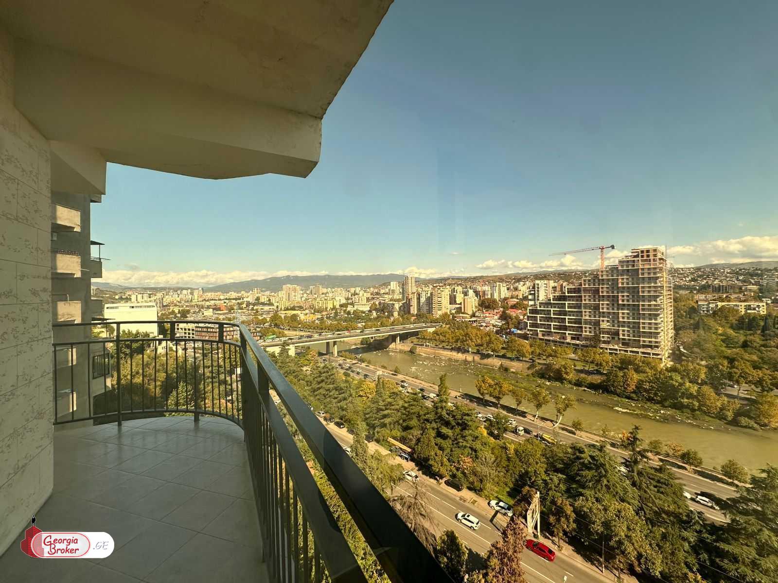 продается квартира с новым ремонтом 5-комнат