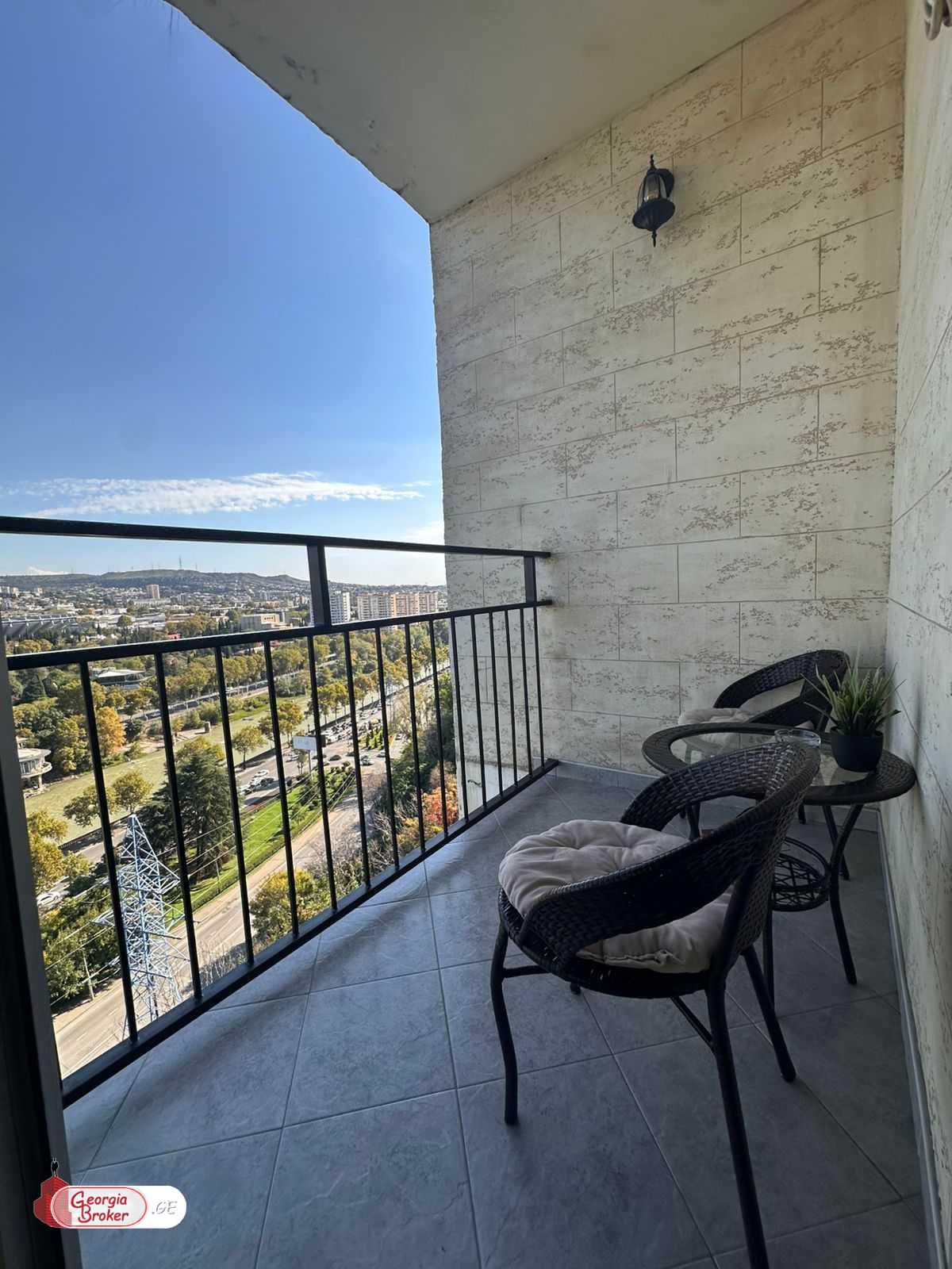 продается квартира с новым ремонтом 5-комнат