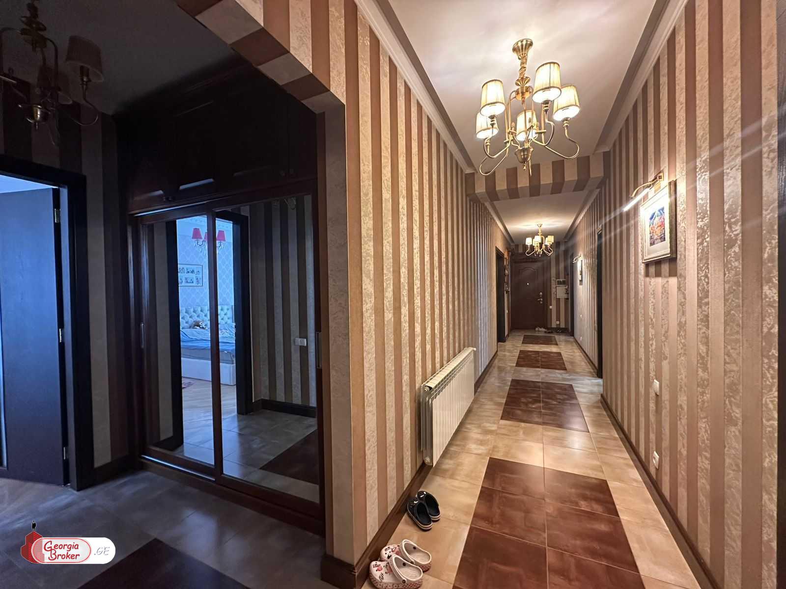 продается квартира с новым ремонтом 5-комнат