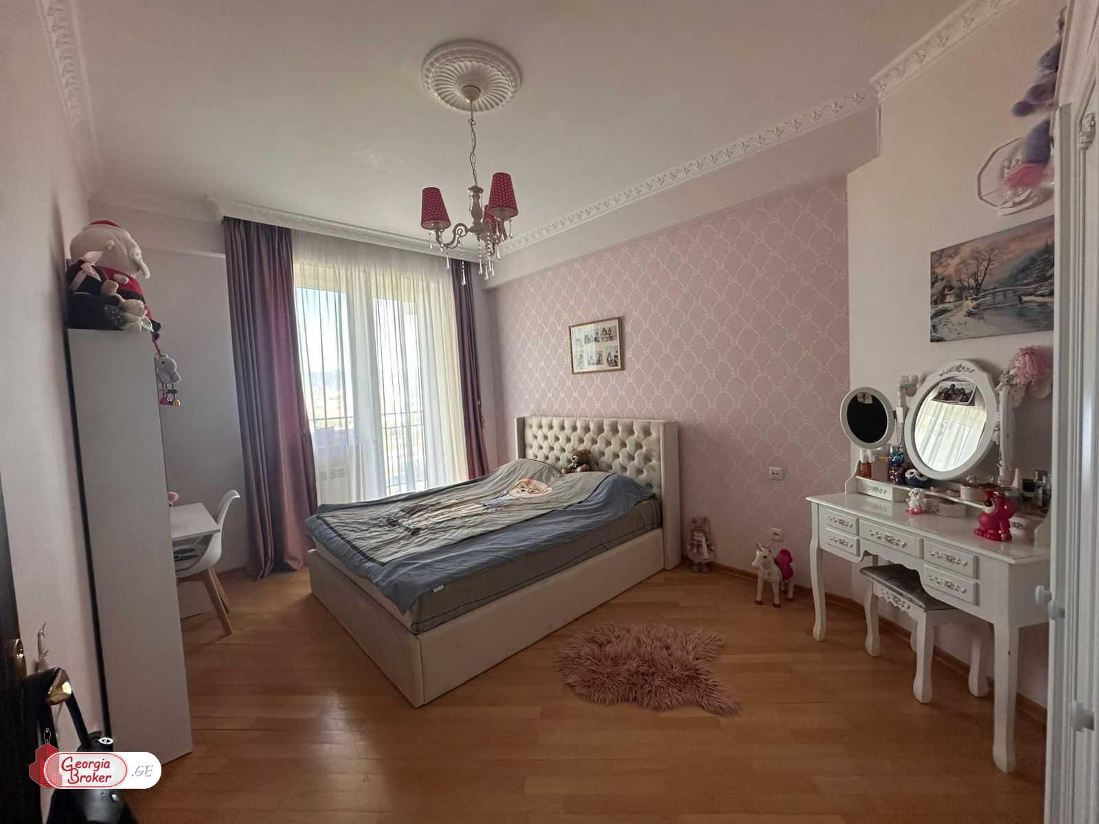 продается квартира с новым ремонтом 5-комнат