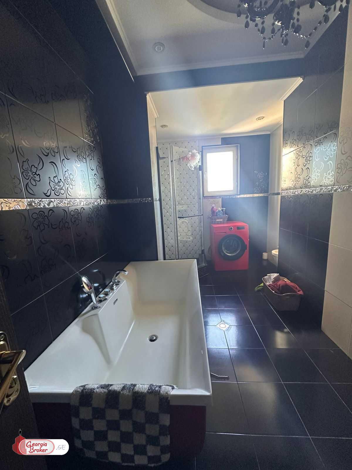 продается квартира с новым ремонтом 5-комнат