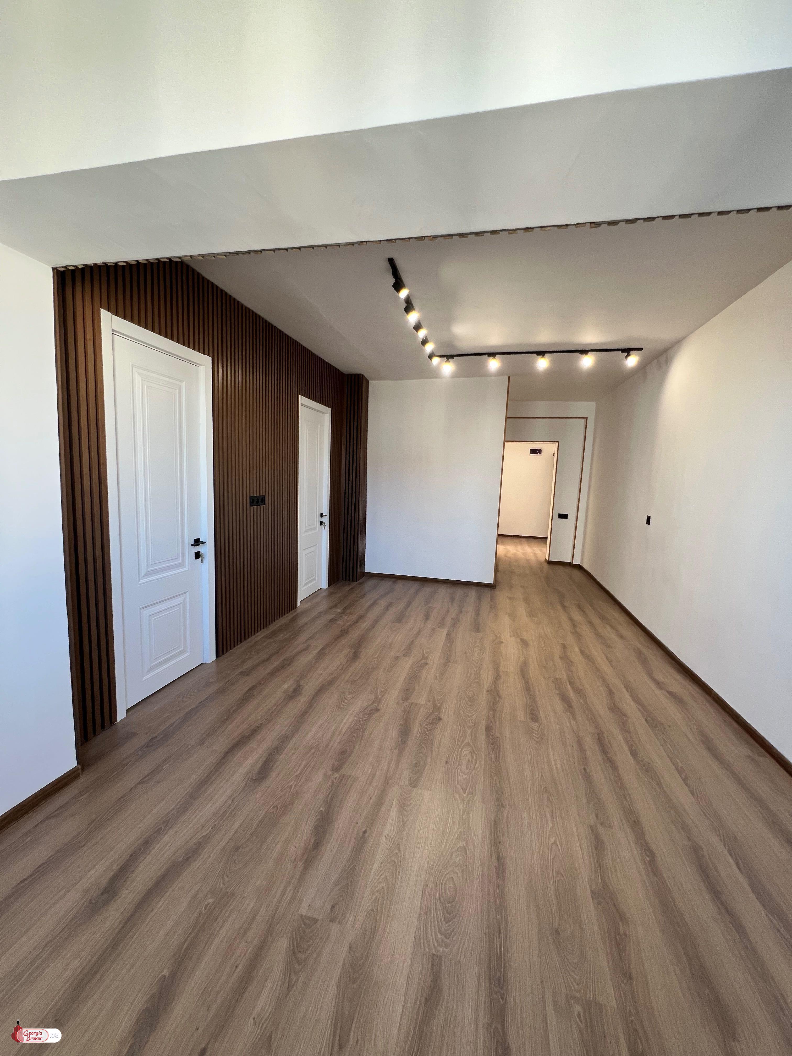 продается квартира с новым ремонтом 4-комнаты