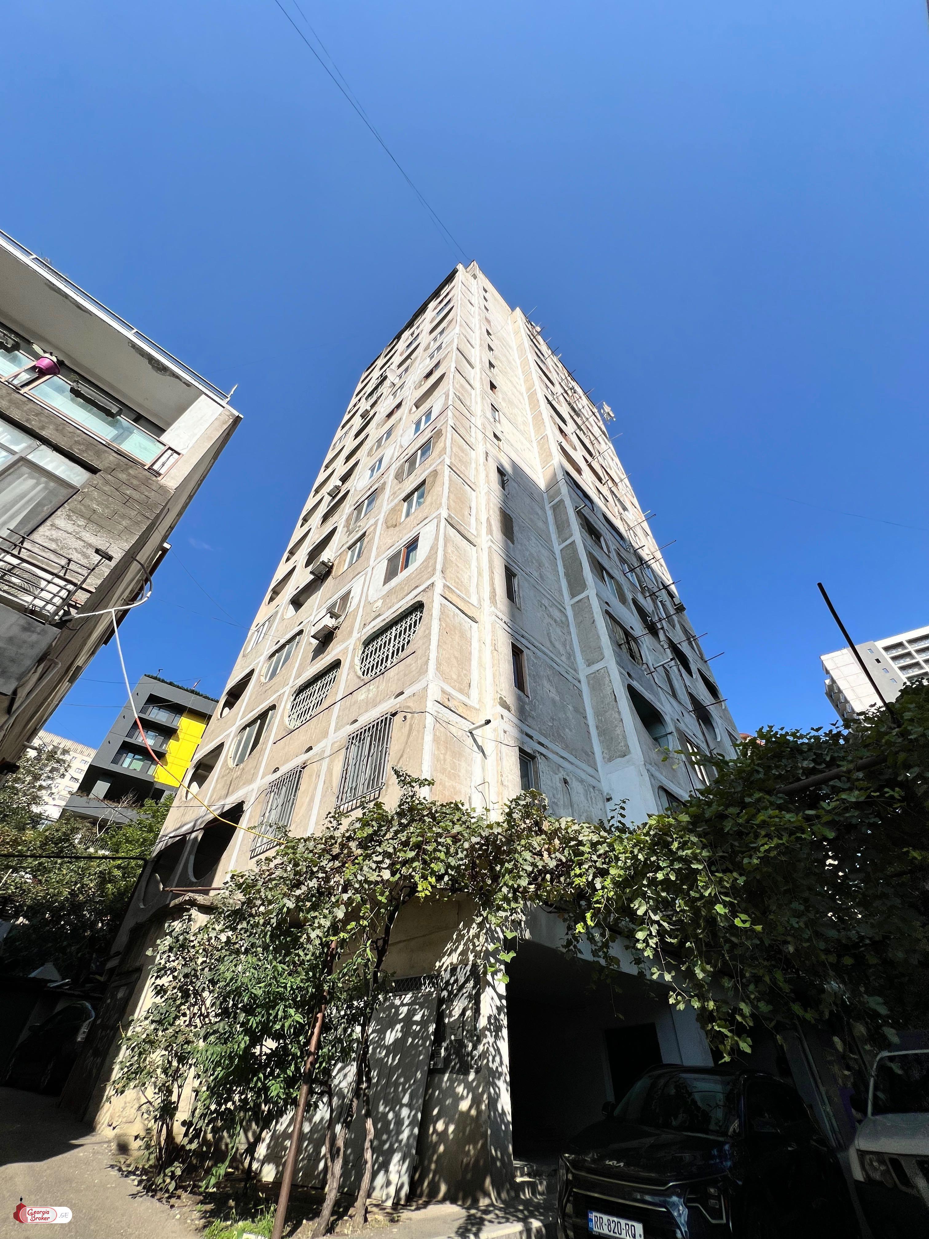 продается квартира с новым ремонтом 4-комнаты