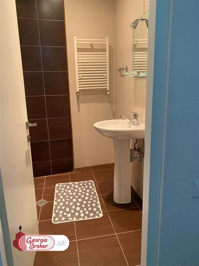 продается квартира с новым ремонтом 3-комнаты