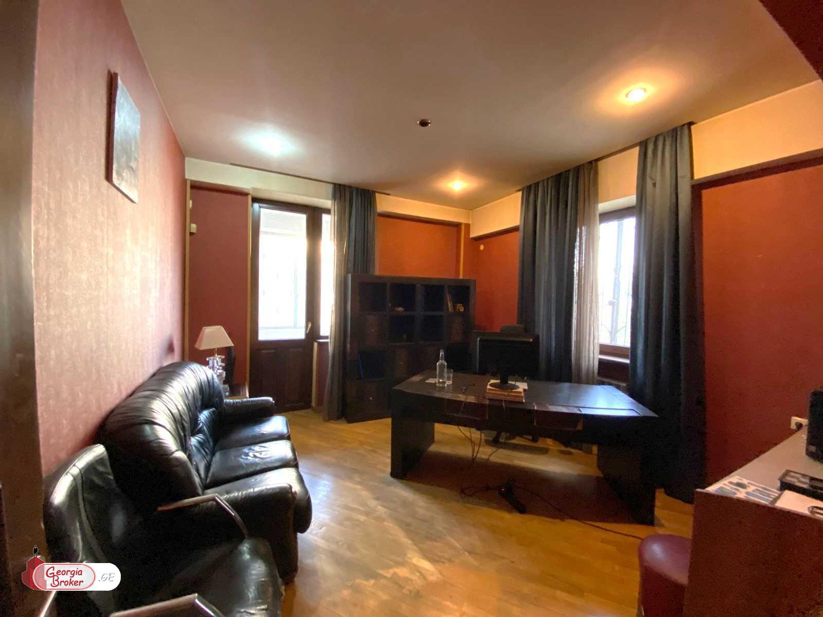 იყიდება ახალი გარემონტებული 8 ოთახიანი ბინა