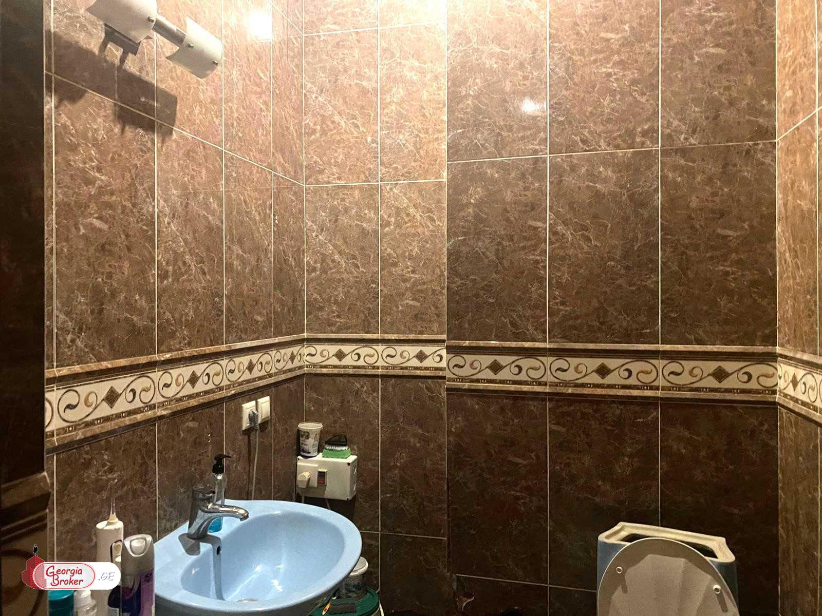 იყიდება ახალი გარემონტებული 8 ოთახიანი ბინა