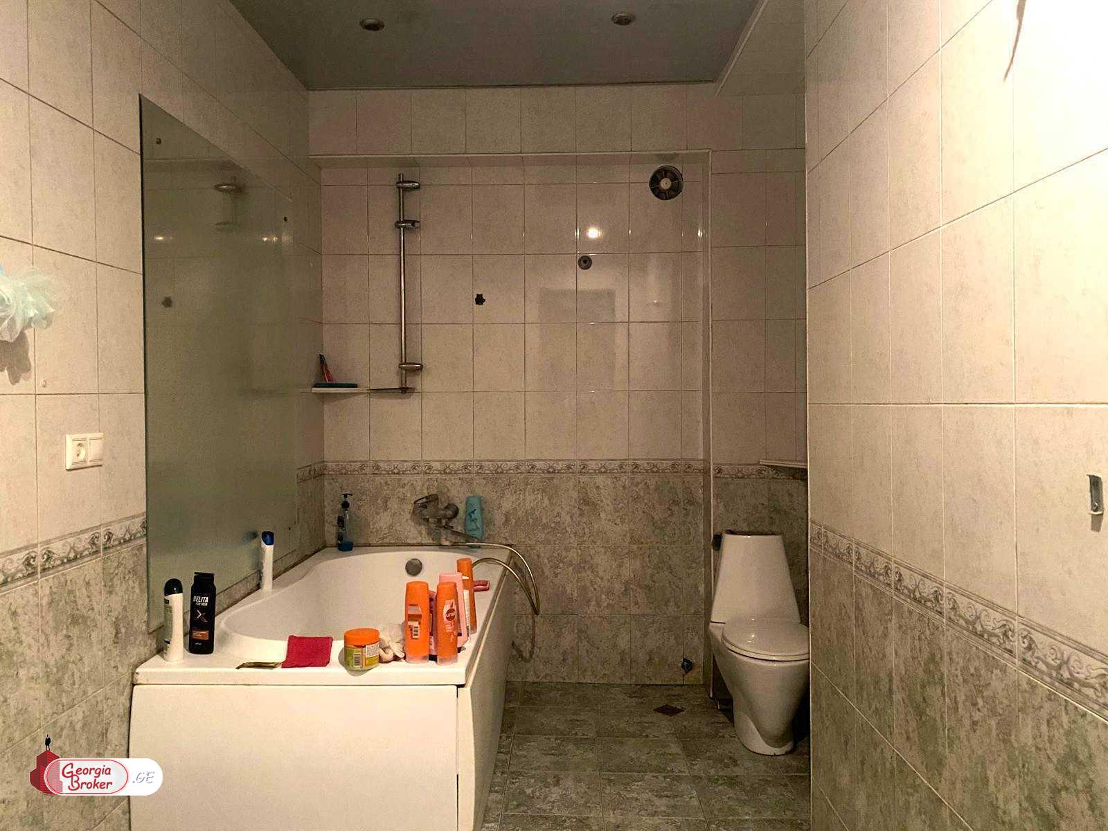 იყიდება ახალი გარემონტებული 8 ოთახიანი ბინა