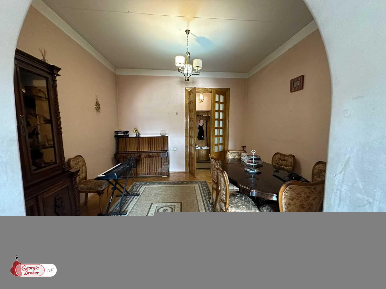 იყიდება ახალი გარემონტებული 5 ოთახიანი ბინა