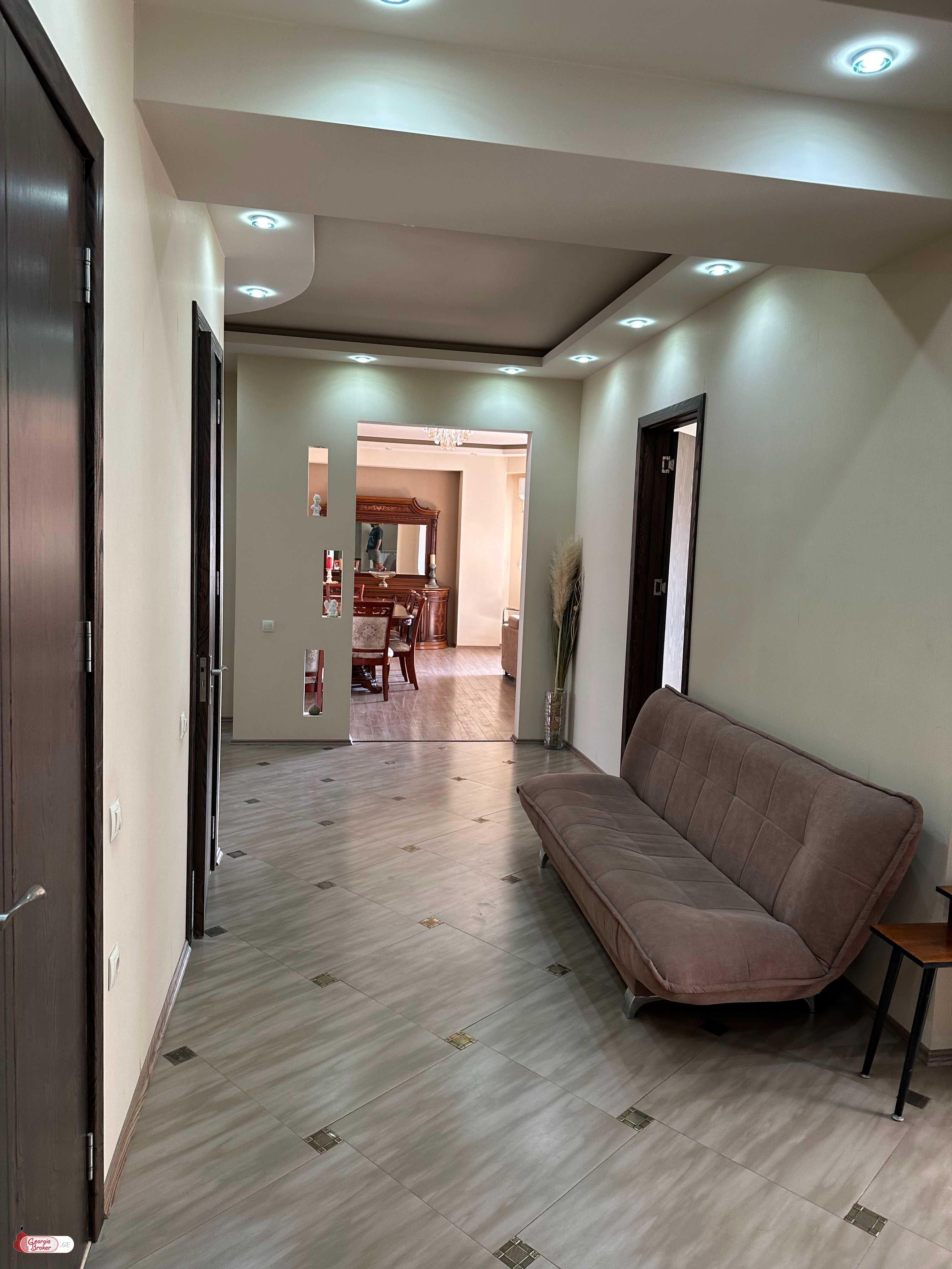 იყიდება ახალი გარემონტებული 5 ოთახიანი ბინა