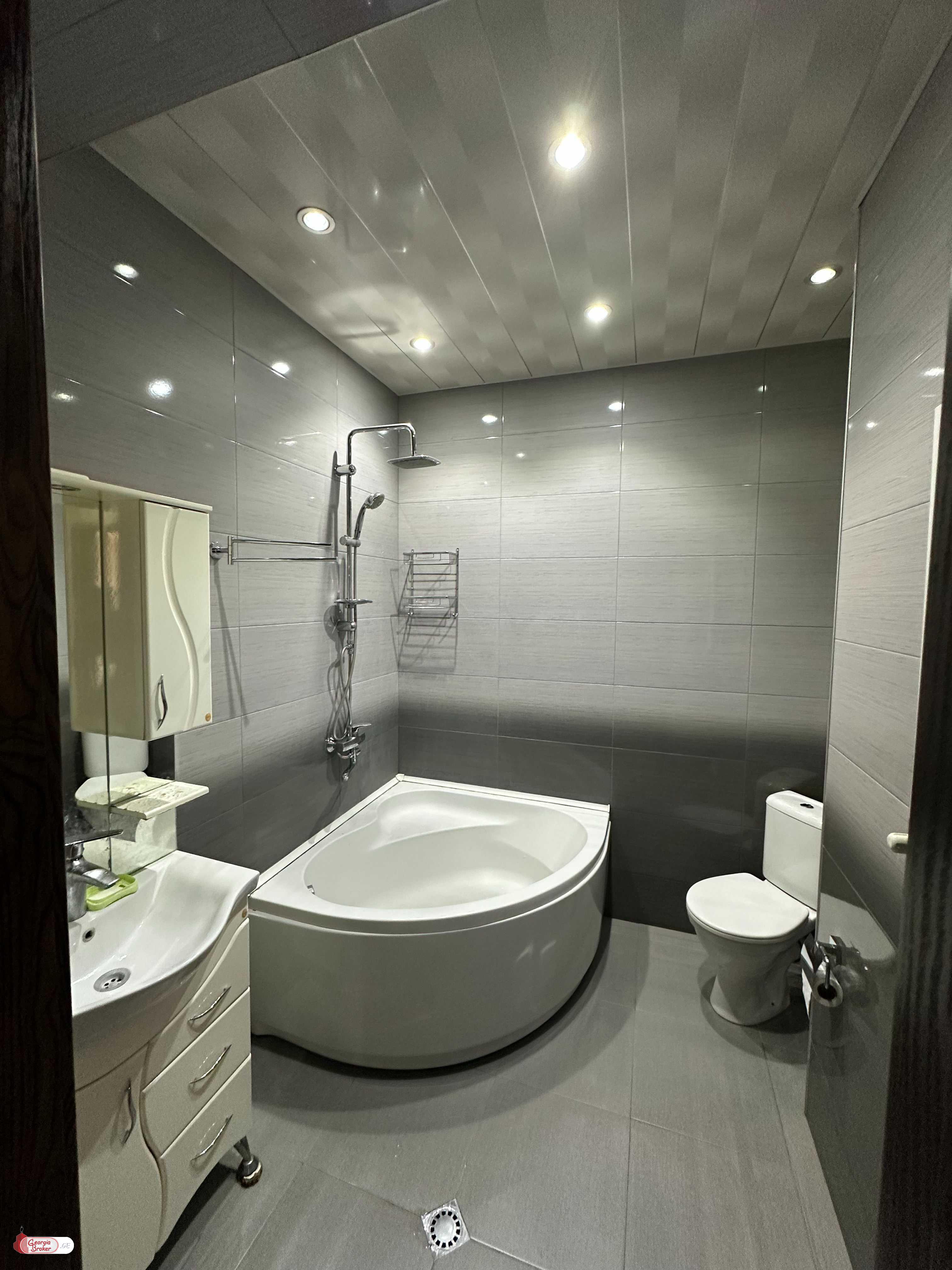 იყიდება ახალი გარემონტებული 5 ოთახიანი ბინა