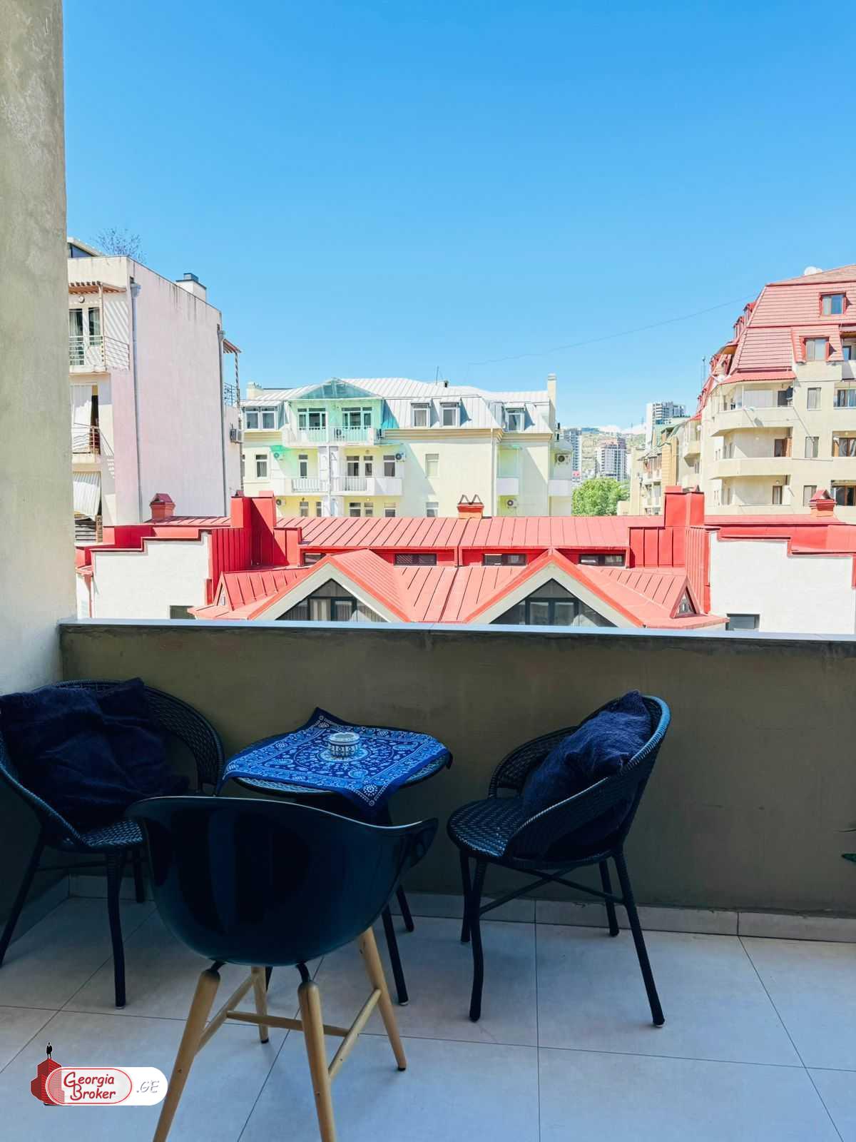 იყიდება ახალი გარემონტებული 7 ოთახიანი ბინა