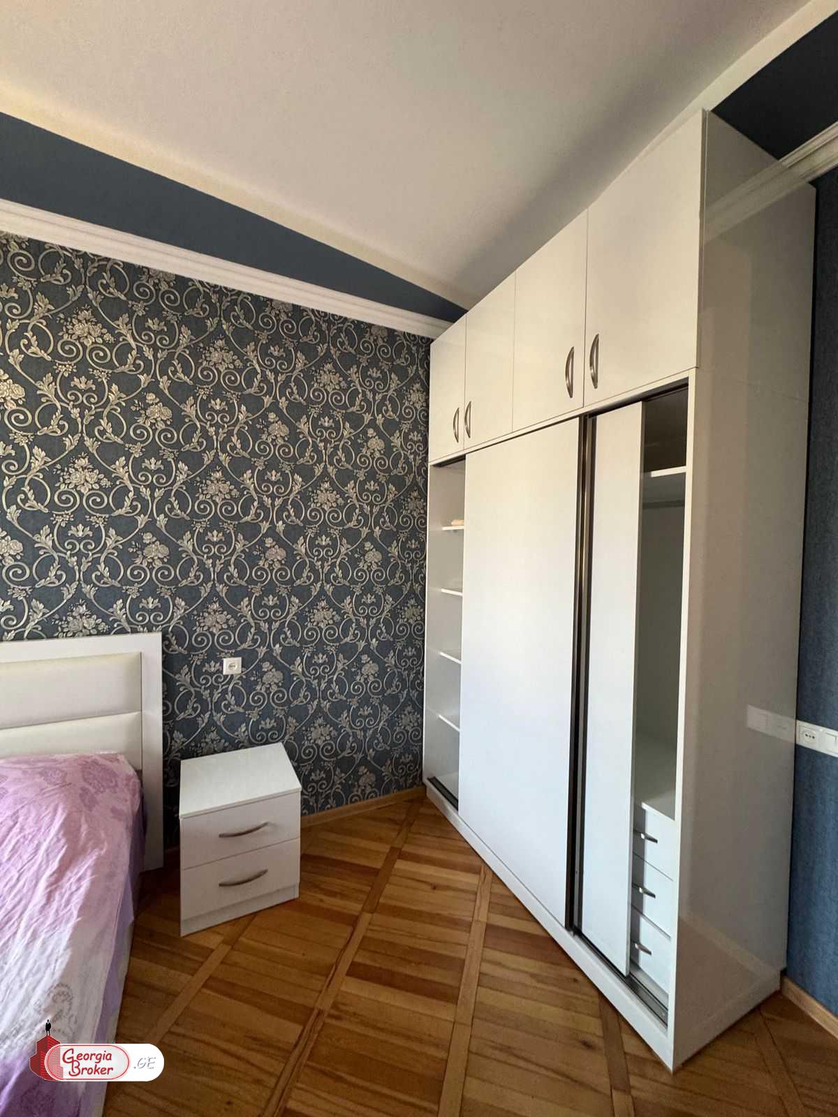 продается квартира с новым ремонтом 4-комнаты