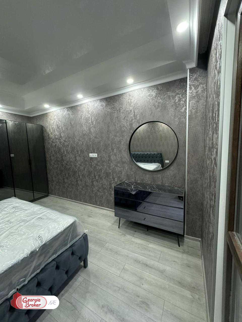 продается квартира с новым ремонтом 4-комнаты