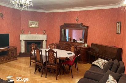 продается квартира с новым ремонтом 4-комнаты