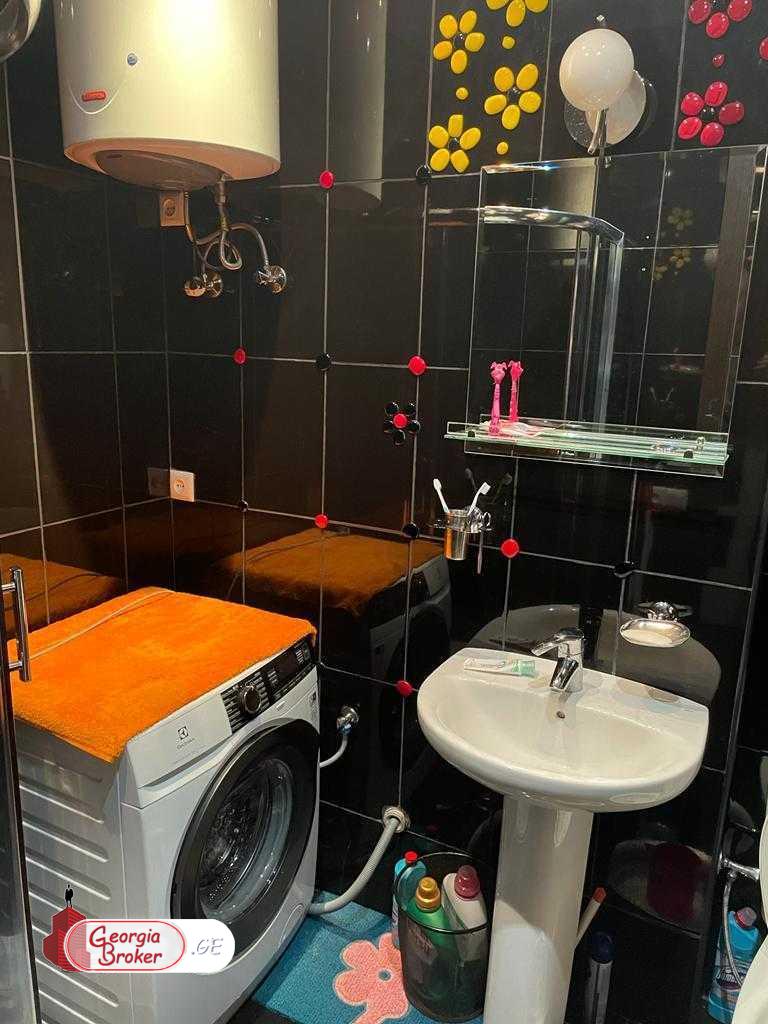 იყიდება ახალი გარემონტებული 4 ოთახიანი ბინა