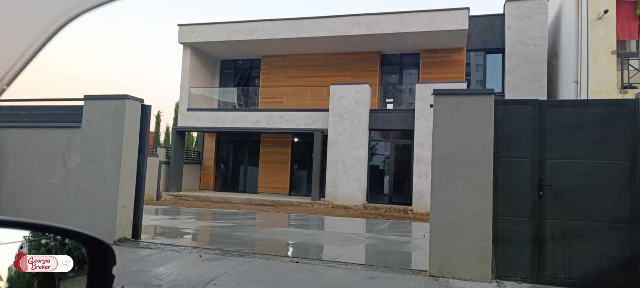 იყიდება ახალი გარემონტებული 8 ოთახიანი სახლი