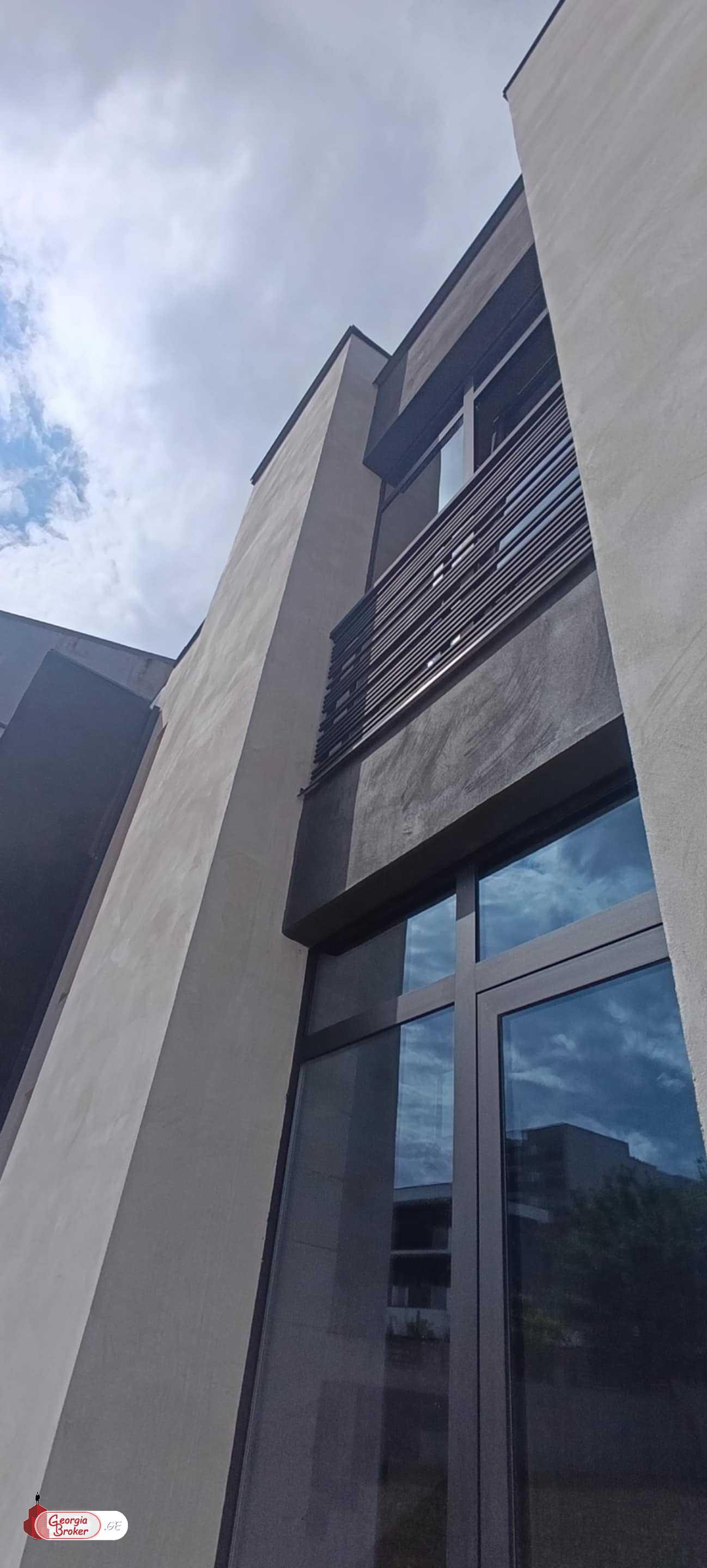 იყიდება ახალი გარემონტებული 8 ოთახიანი სახლი