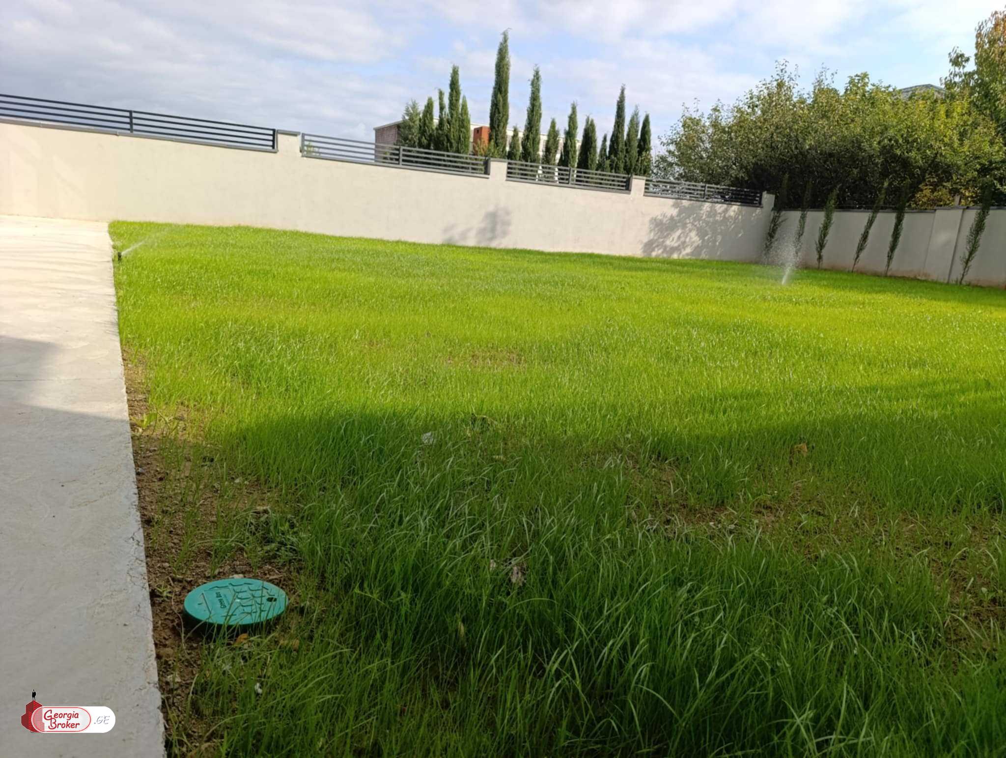 იყიდება ახალი გარემონტებული 8 ოთახიანი სახლი