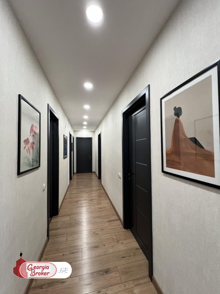 იყიდება ახალი გარემონტებული 4 ოთახიანი ბინა