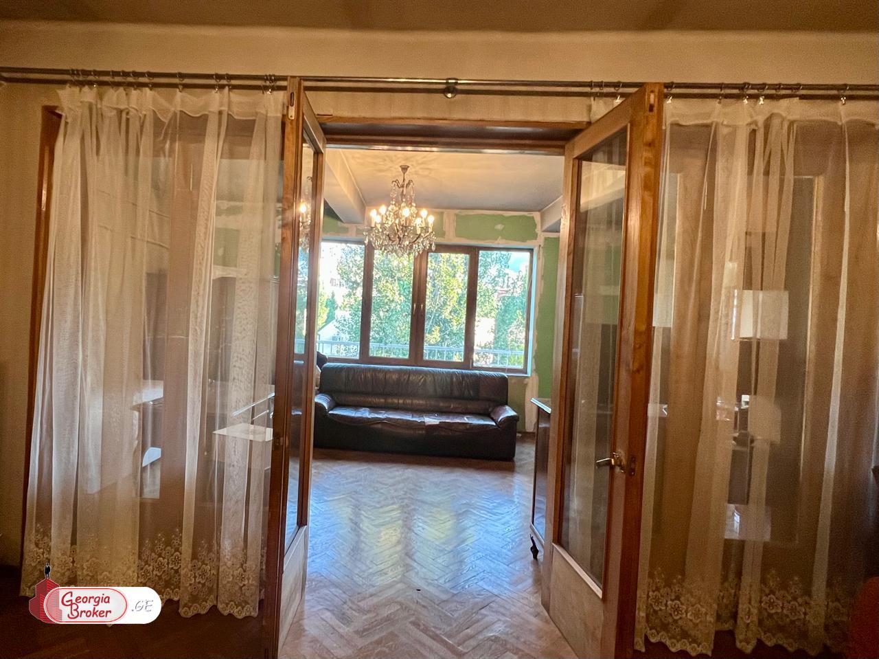 იყიდება ძველი გარემონტებული 4 ოთახიანი ბინა