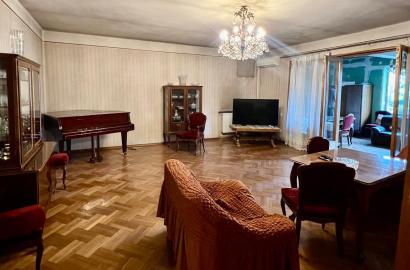 იყიდება ძველი გარემონტებული 4 ოთახიანი ბინა