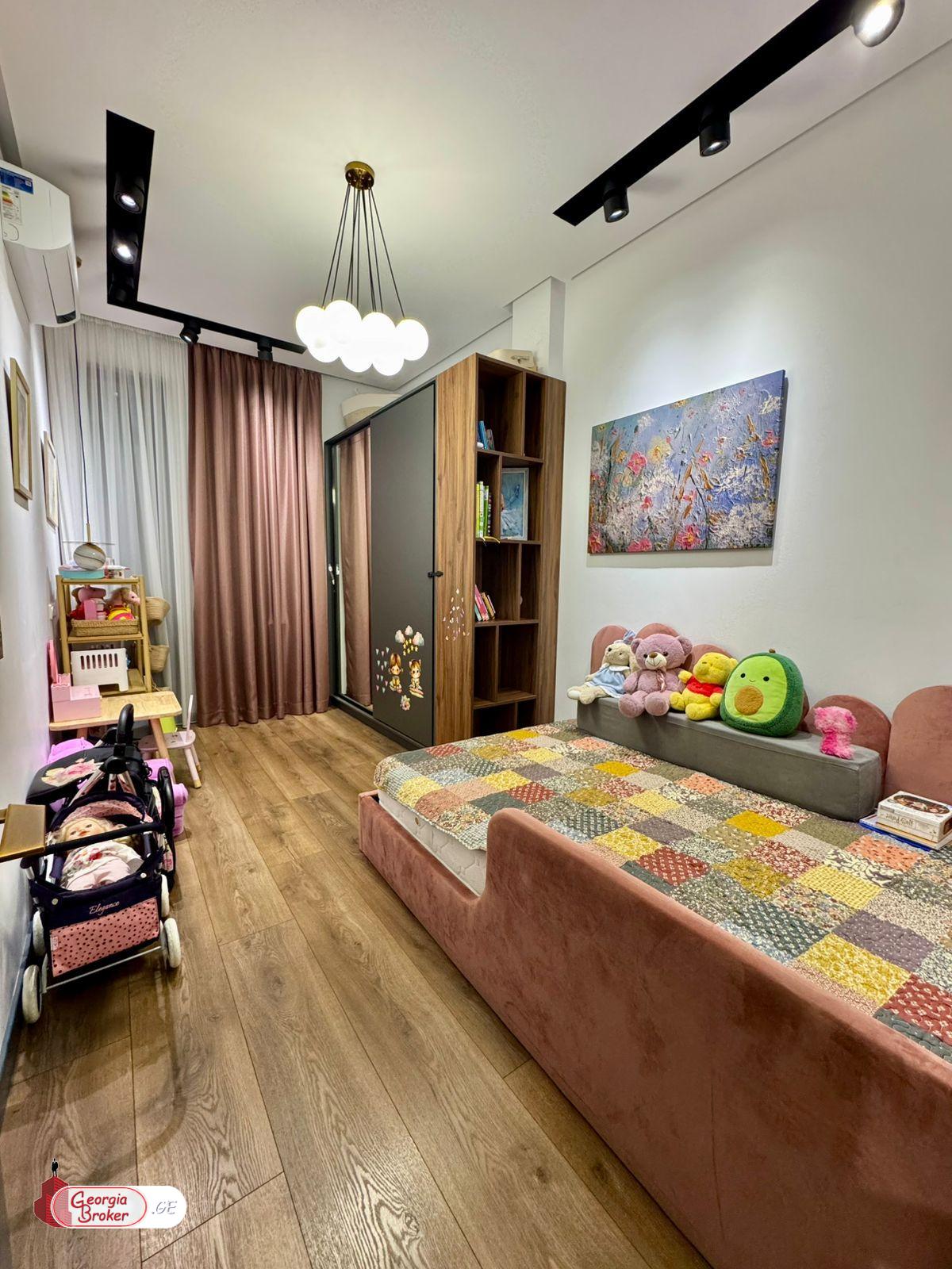 продается квартира с новым ремонтом 4-комнаты