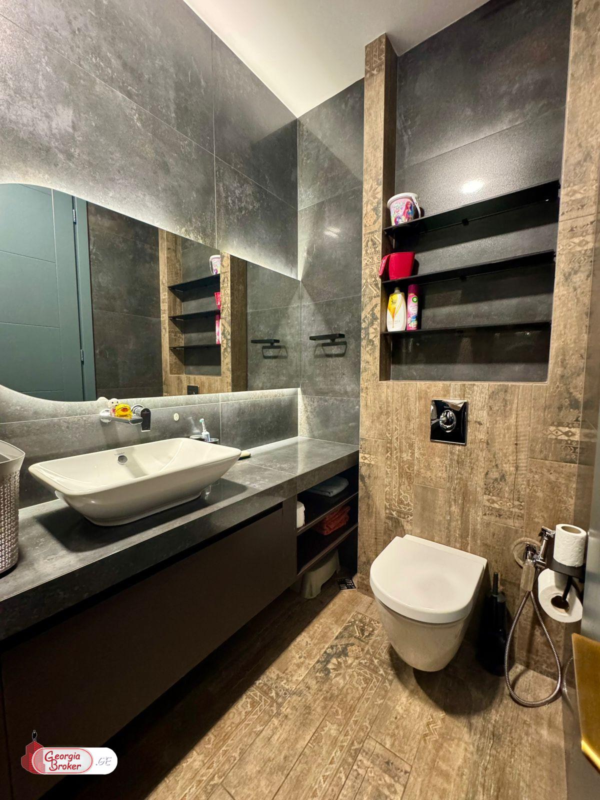 продается квартира с новым ремонтом 4-комнаты