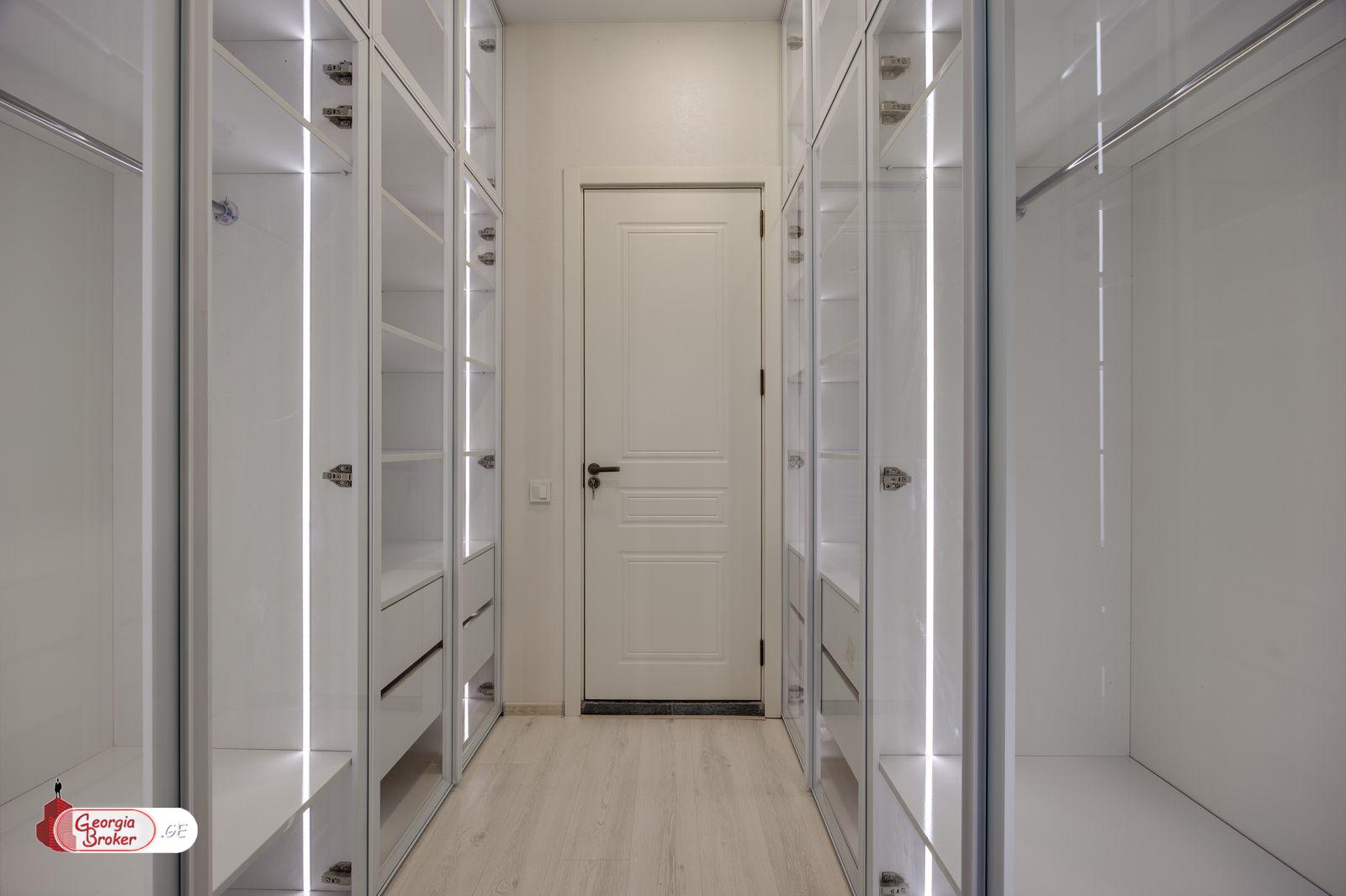 продается квартира с новым ремонтом 3-комнаты