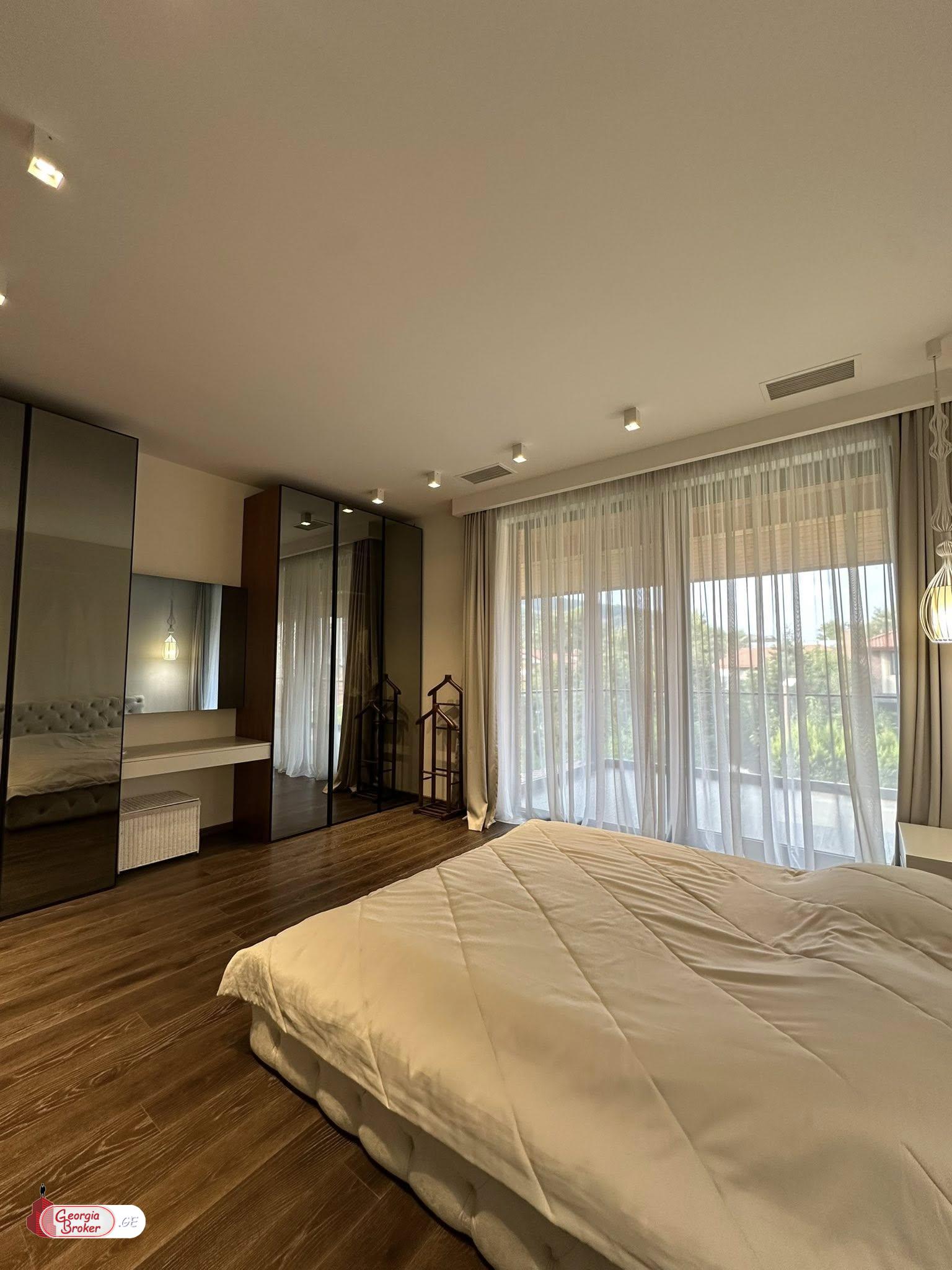 იყიდება ახალი გარემონტებული 11 ოთახიანი სახლი