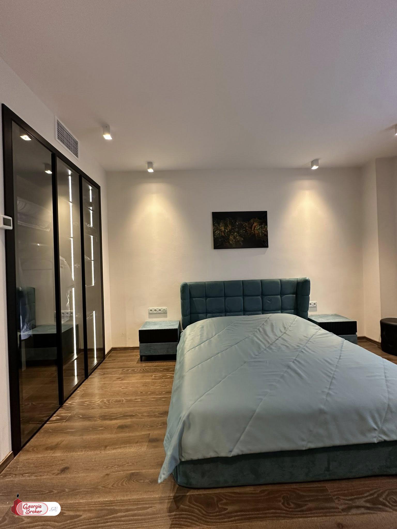 იყიდება ახალი გარემონტებული 11 ოთახიანი სახლი