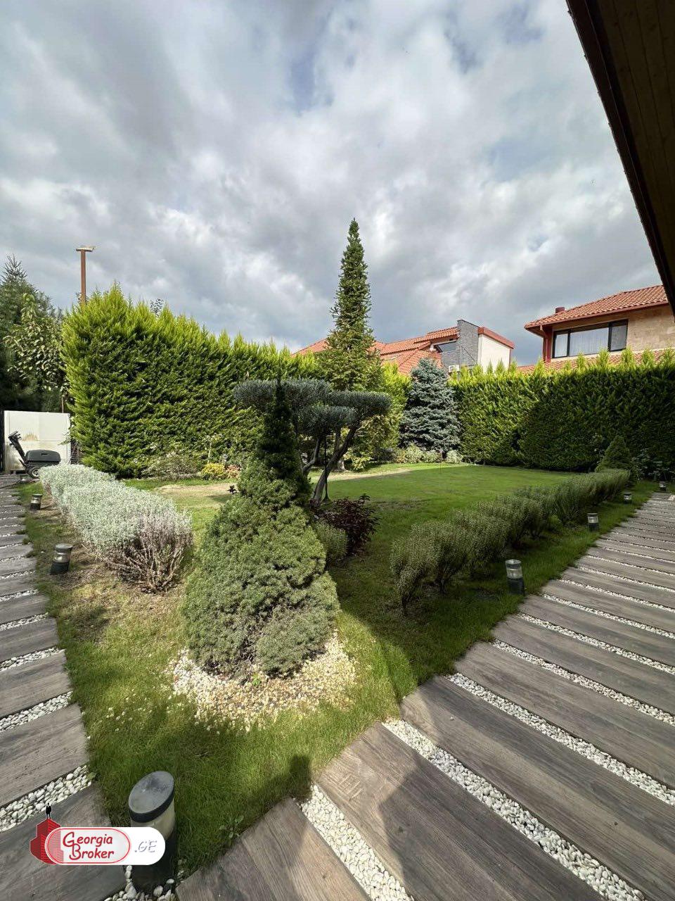 იყიდება ახალი გარემონტებული 11 ოთახიანი სახლი