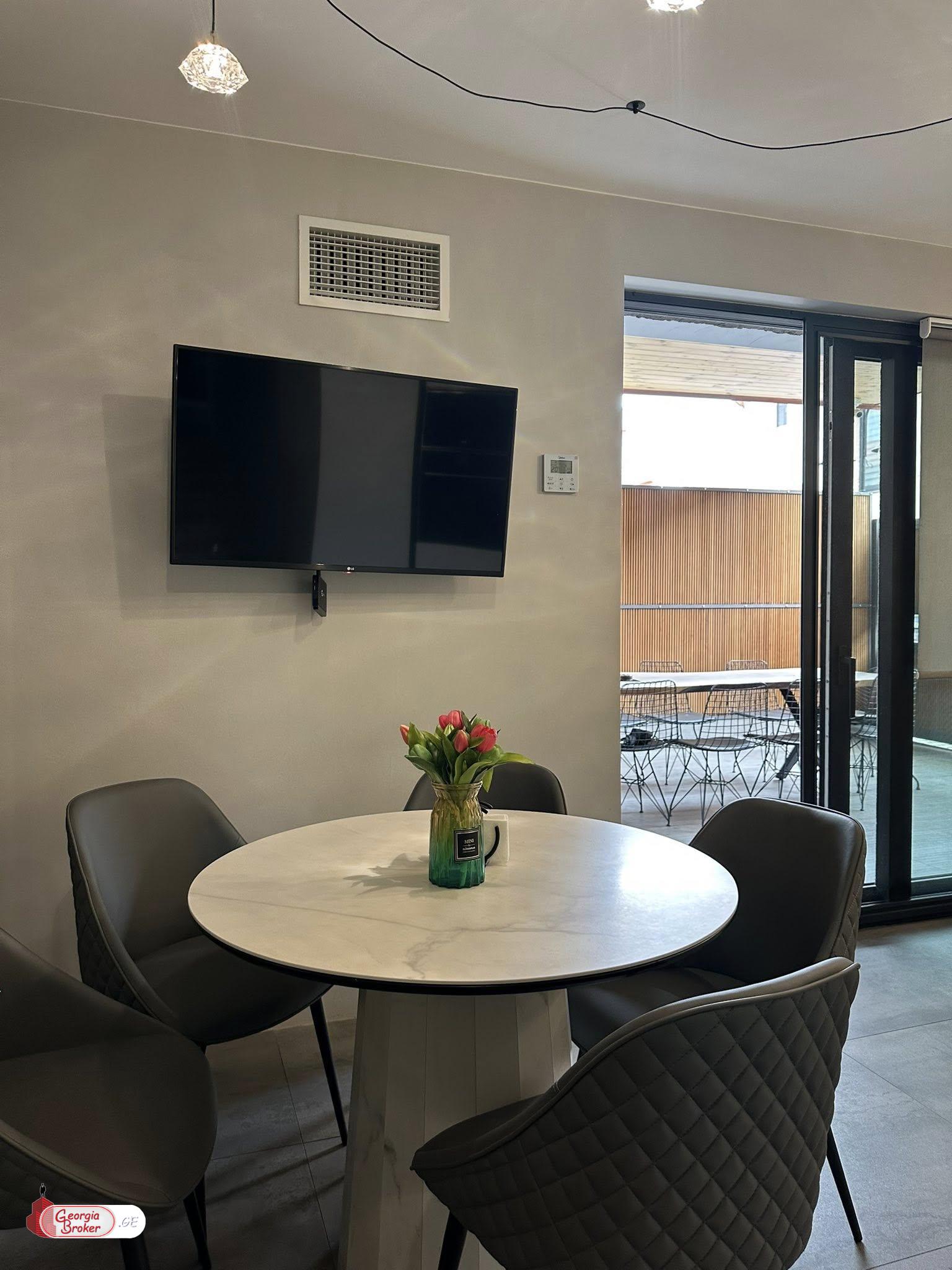 იყიდება ახალი გარემონტებული 11 ოთახიანი სახლი