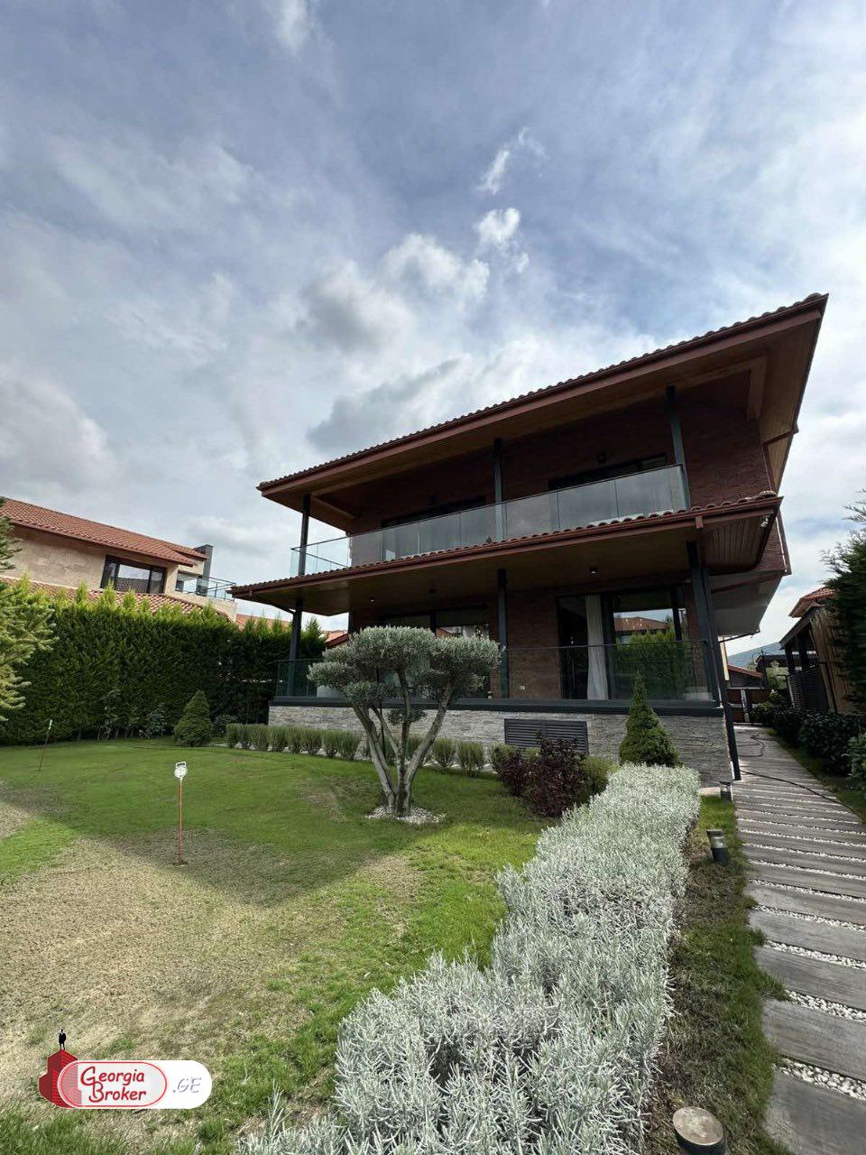 იყიდება ახალი გარემონტებული 11 ოთახიანი სახლი