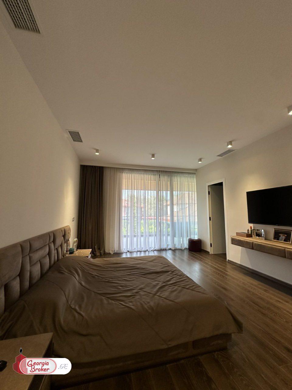 იყიდება ახალი გარემონტებული 11 ოთახიანი სახლი