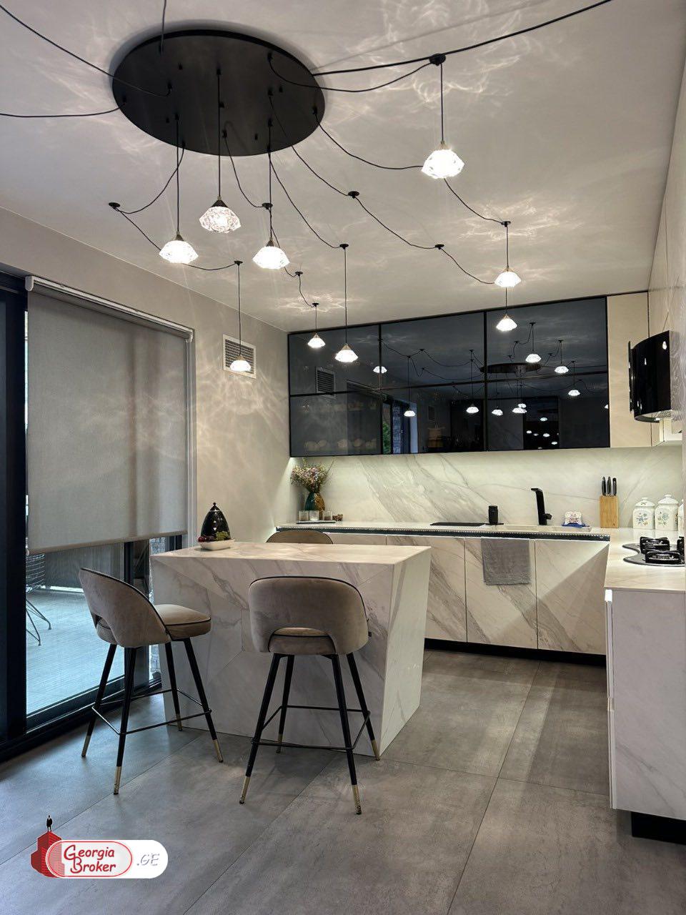 იყიდება ახალი გარემონტებული 11 ოთახიანი სახლი