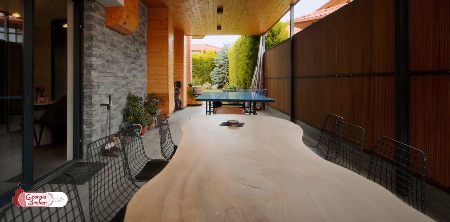 იყიდება ახალი გარემონტებული 11 ოთახიანი სახლი