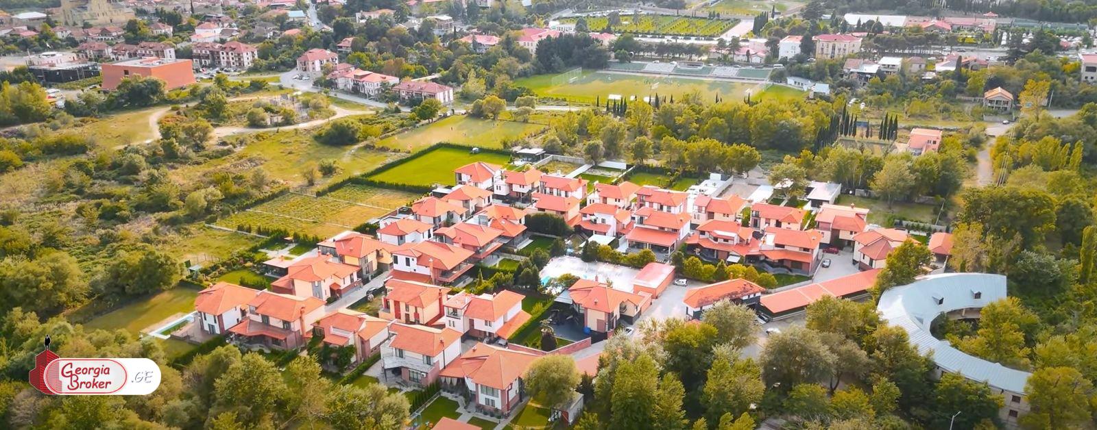 იყიდება ახალი გარემონტებული 11 ოთახიანი სახლი