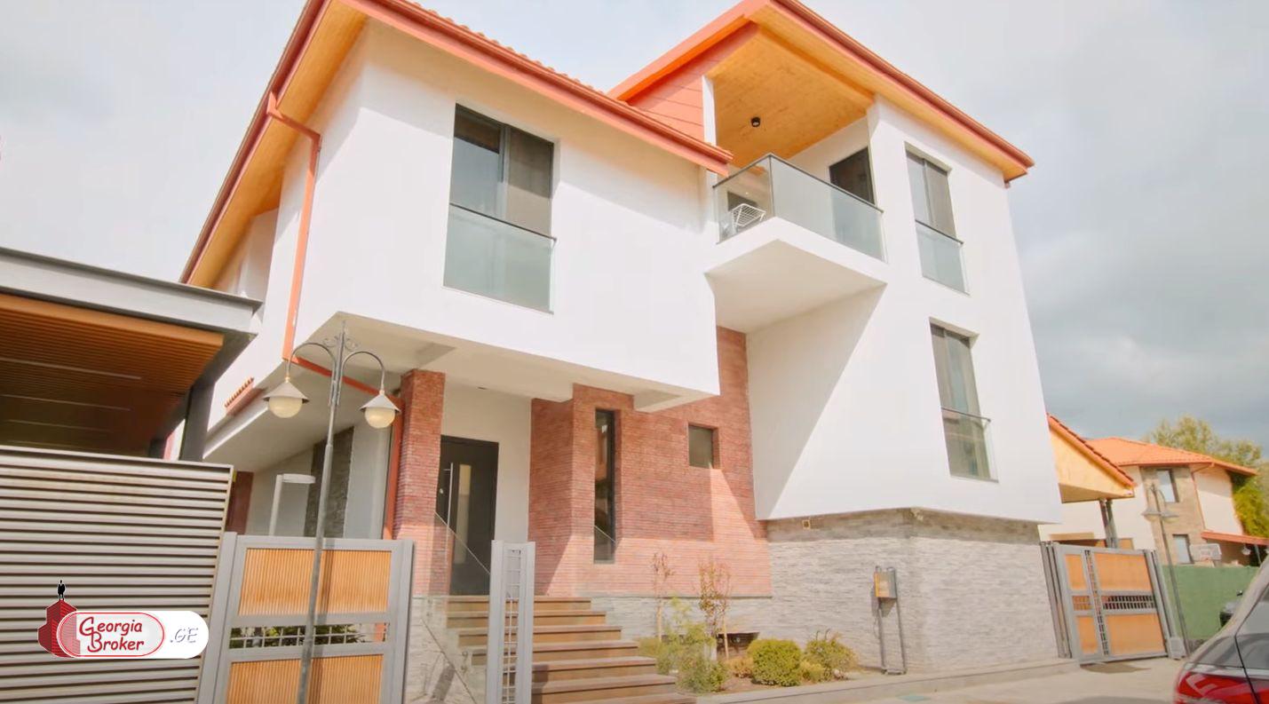 იყიდება ახალი გარემონტებული 11 ოთახიანი სახლი