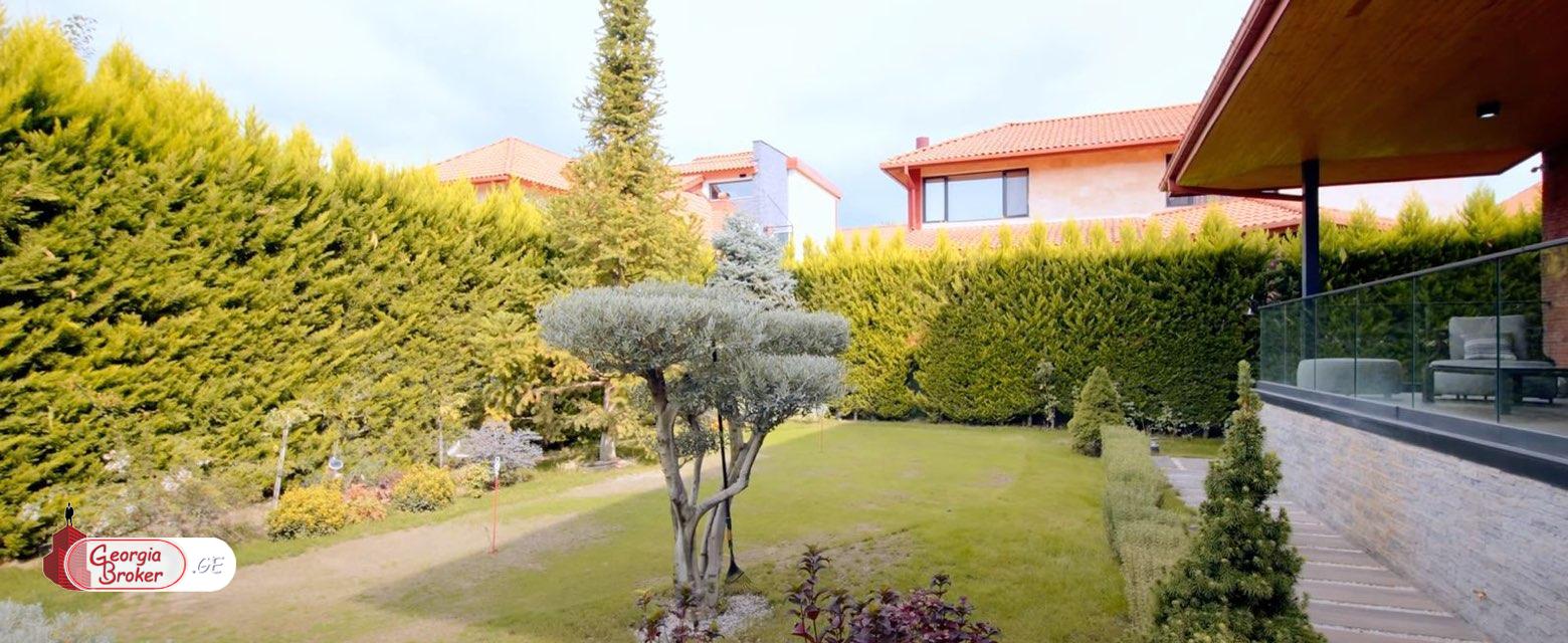 იყიდება ახალი გარემონტებული 11 ოთახიანი სახლი