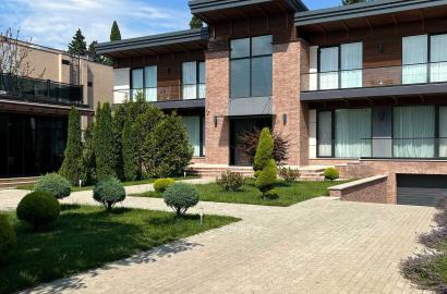 в аренду дом с новым ремонтом 11-комнат