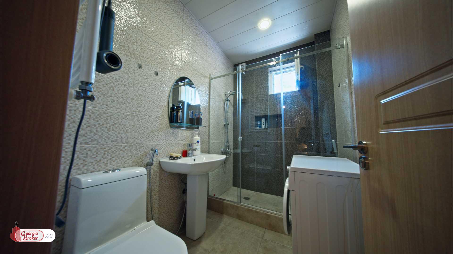 продается дом с новым ремонтом 5-комнат