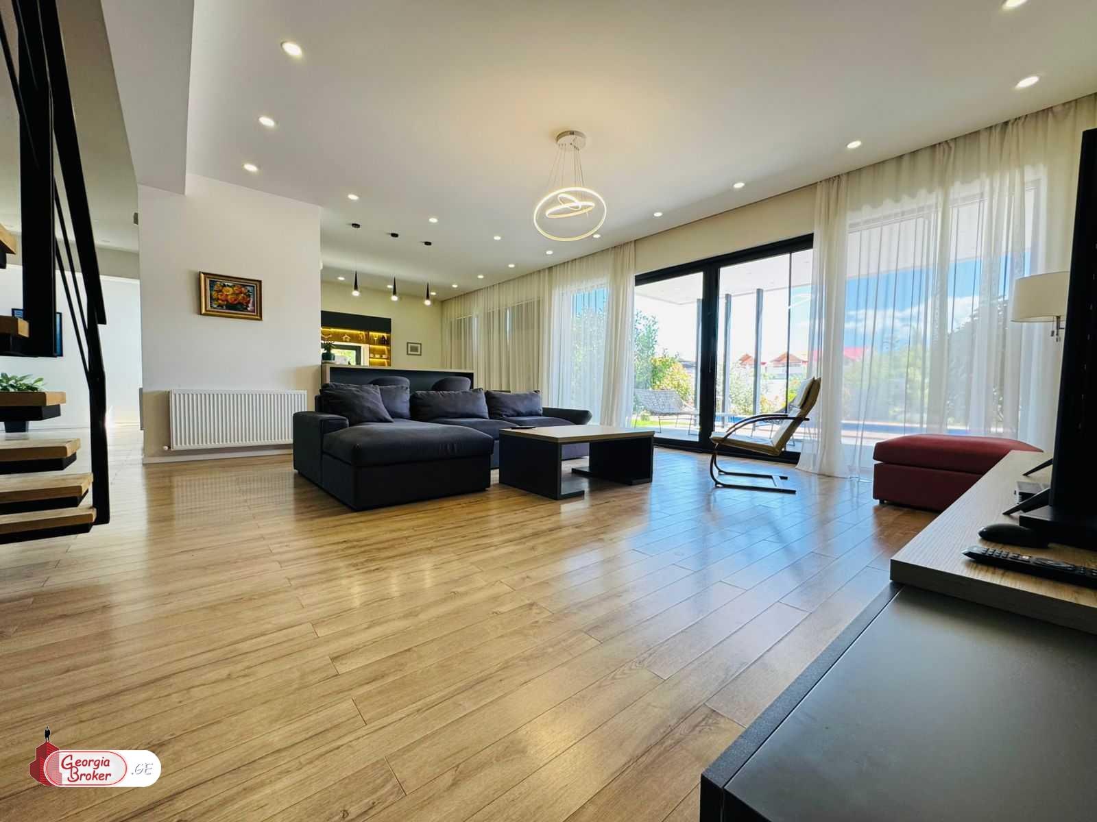 იყიდება ახალი გარემონტებული 5 ოთახიანი სახლი