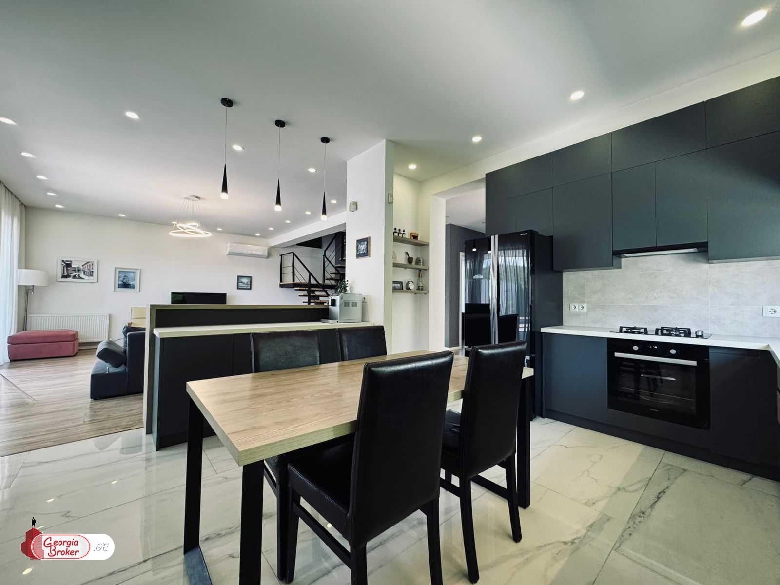 იყიდება ახალი გარემონტებული 5 ოთახიანი სახლი