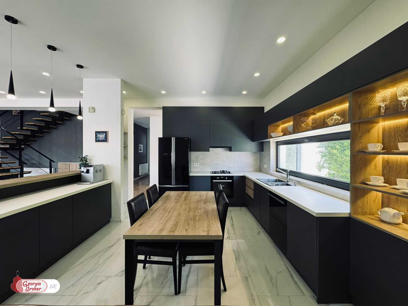 იყიდება ახალი გარემონტებული 5 ოთახიანი სახლი