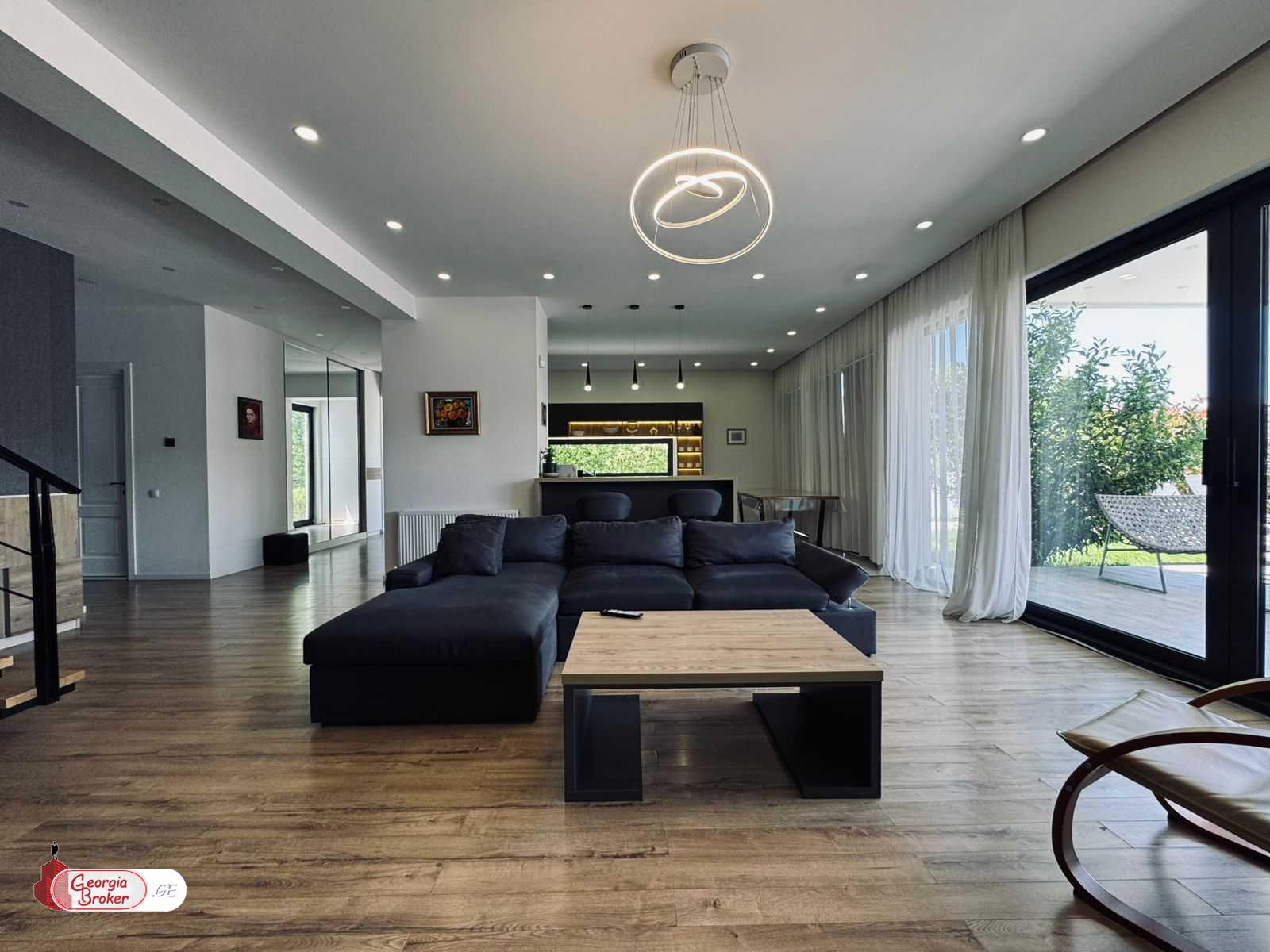 იყიდება ახალი გარემონტებული 5 ოთახიანი სახლი