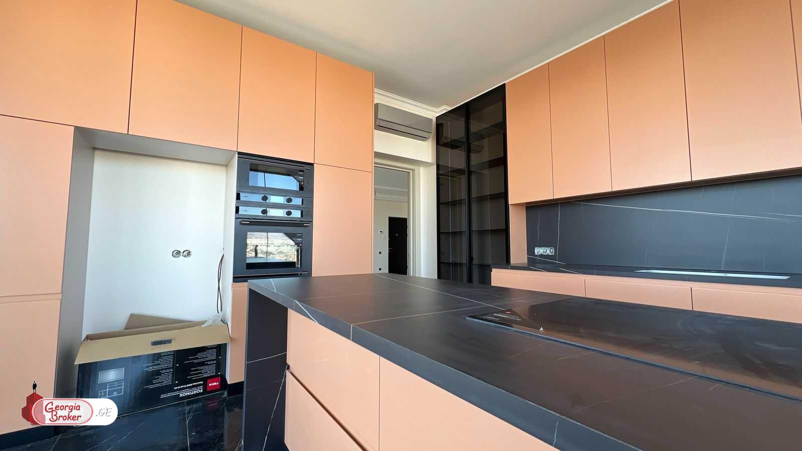 იყიდება ახალი გარემონტებული 5 ოთახიანი ბინა