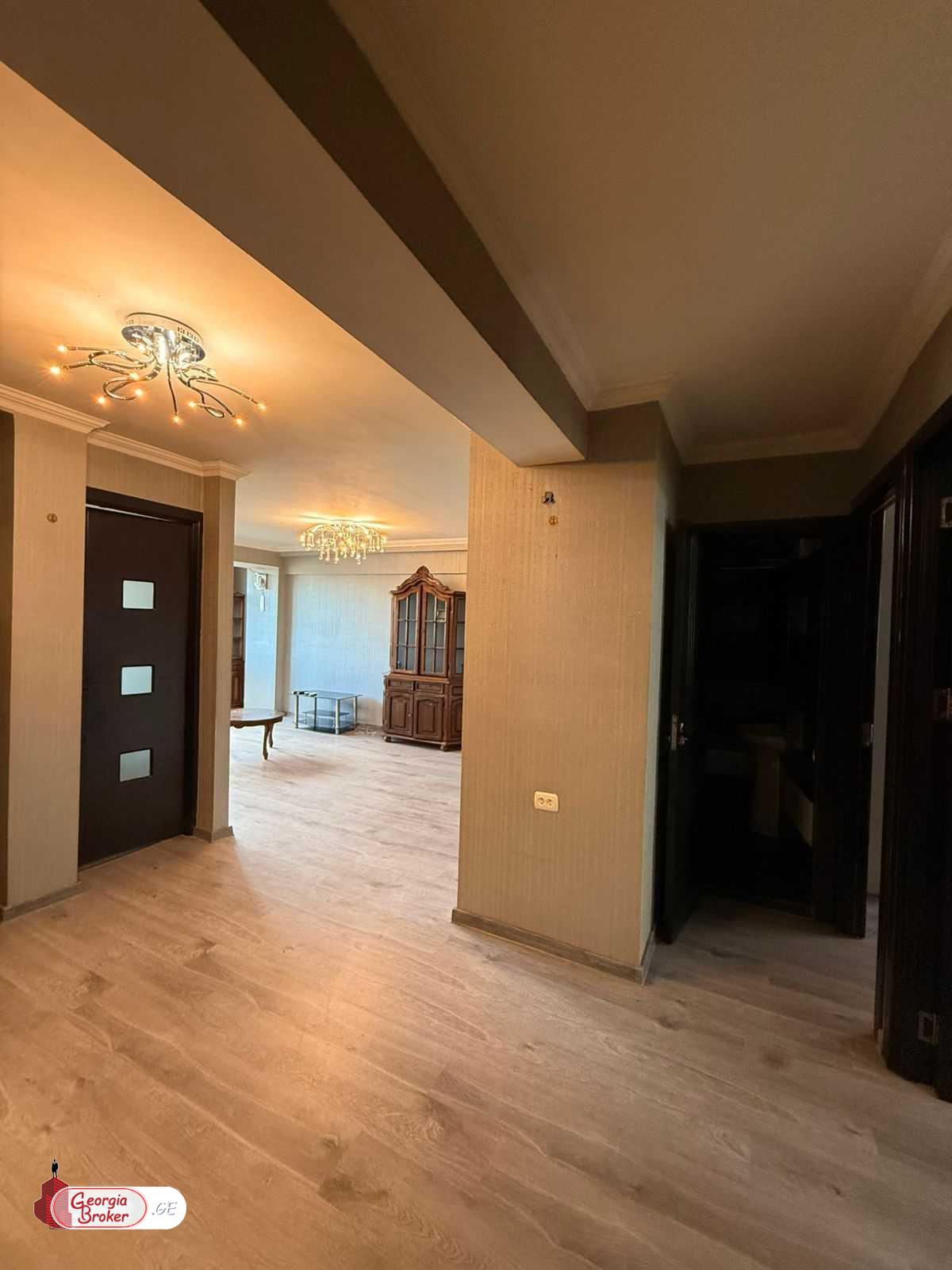 იყიდება ახალი გარემონტებული 4 ოთახიანი ბინა