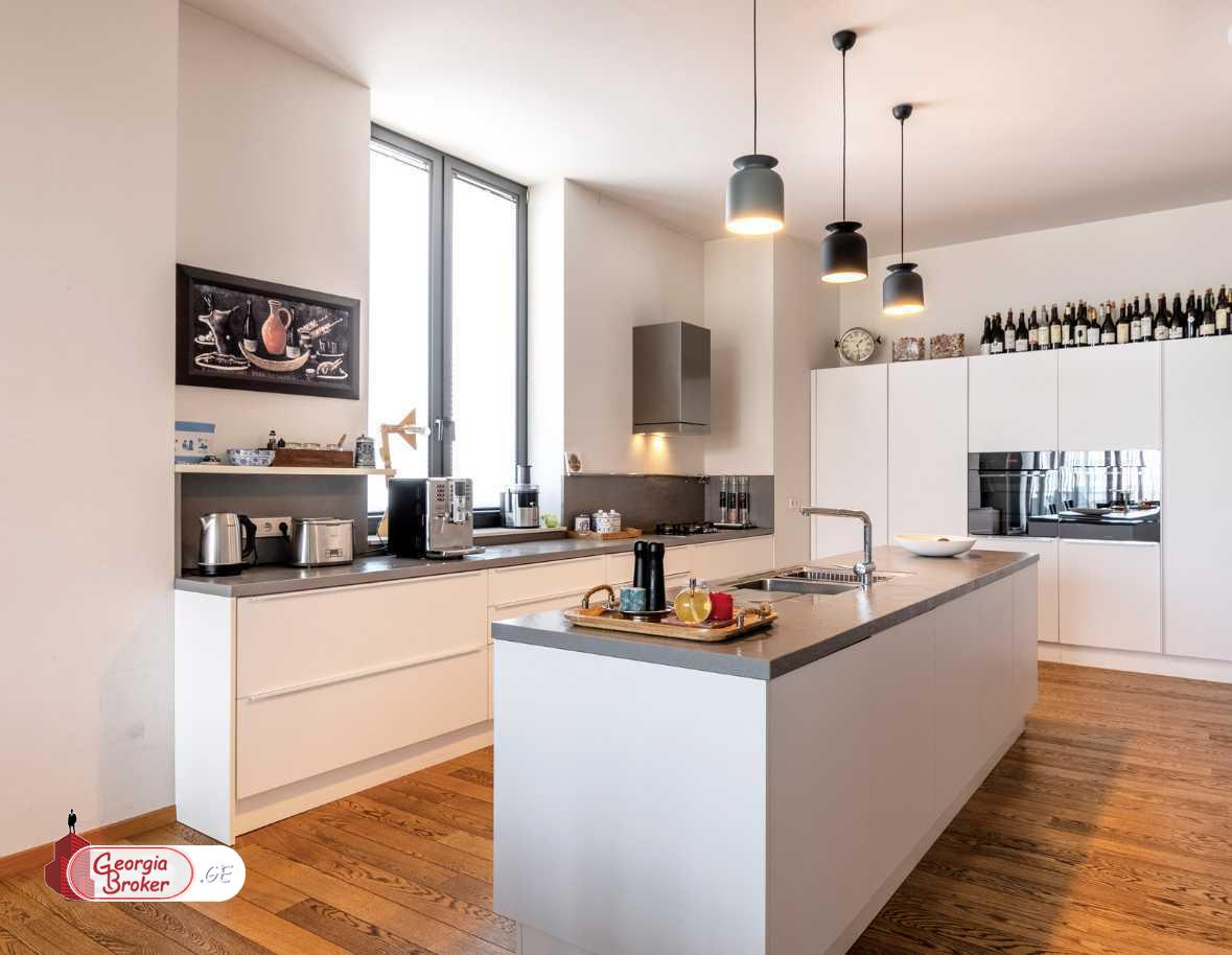 იყიდება ახალი გარემონტებული 8 ოთახიანი ბინა