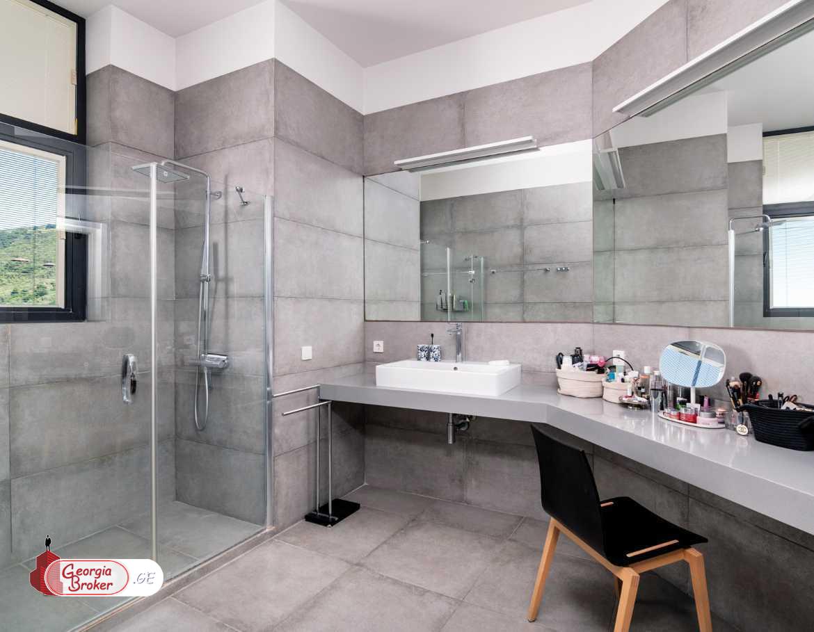 იყიდება ახალი გარემონტებული 8 ოთახიანი ბინა